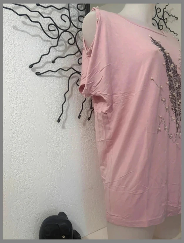 Camiseta rosa pastel con detalles de hombros descubiertos - Motivos de plumas con strass y perlas – photo 3